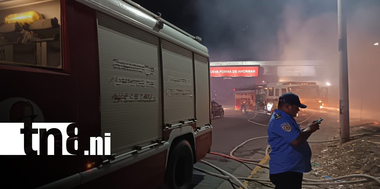Foto: Incendio consume vehículos abandonados en antiguo autolote en Rubenia, Managua/TN8