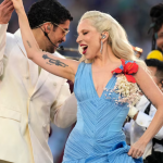 Foto: Un vestido azul y un mensaje latino: el look de Lady Gaga que marcó la noche/Cortesía