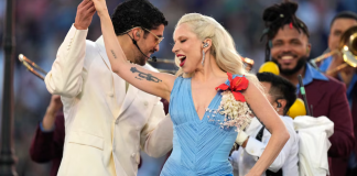 Foto: Un vestido azul y un mensaje latino: el look de Lady Gaga que marcó la noche/Cortesía