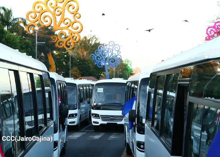 Foto: Comandante Daniel Ortega y Compañera Rosario Murillo en acto oficial por nuevos microbuses Yutong, de China