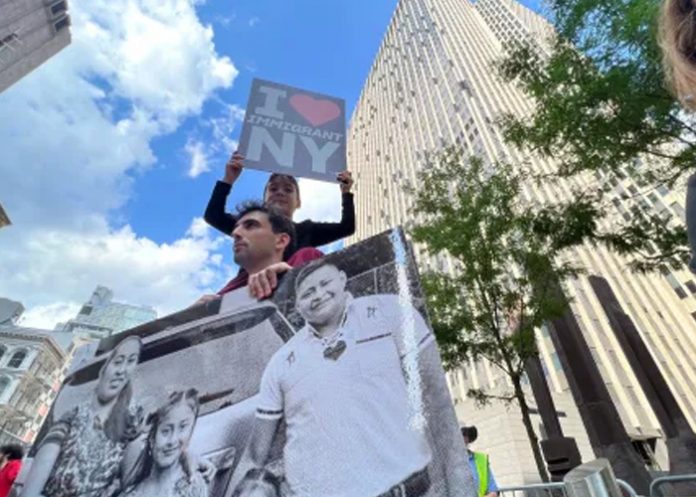Foto: Vecinos alertan con silbatos ante operativos de ICE en Nueva York / Cortesía