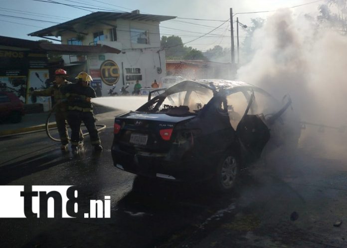 Foto: Joven sufre quemaduras tras incendio de vehículo en Santa Ana, Managua/ TN8