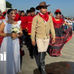 Foto: Jóvenes rinden homenaje al general Sandino en el monumento de Loma de Tiscapa / TN8