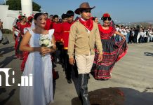 Foto: Jóvenes rinden homenaje al general Sandino en el monumento de Loma de Tiscapa / TN8
