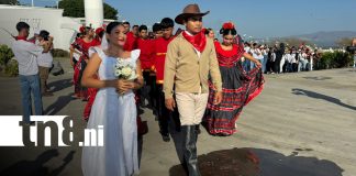 Foto: Jóvenes rinden homenaje al general Sandino en el monumento de Loma de Tiscapa / TN8