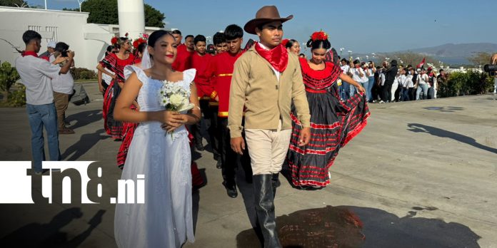 Foto: Jóvenes rinden homenaje al general Sandino en el monumento de Loma de Tiscapa / TN8