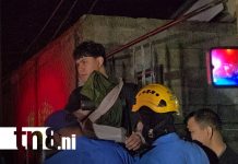 Joven queda ensartado en verja al intentar ingresar a su vivienda en Managua Foto: Joven queda con ambas manos prensadas en verjas tras intentar ingresar a su vivienda en Managua/TN8