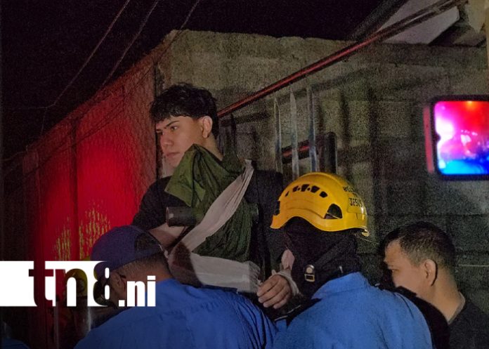 Foto: Joven queda con ambas manos prensadas en verjas tras intentar ingresar a su vivienda en Managua/TN8