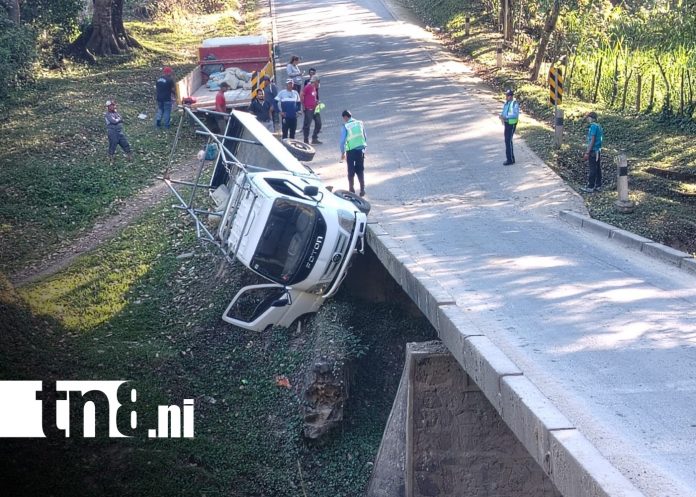 Foto: Camión se vuelca en puente de Jalapa sin dejar lesionados / TN8