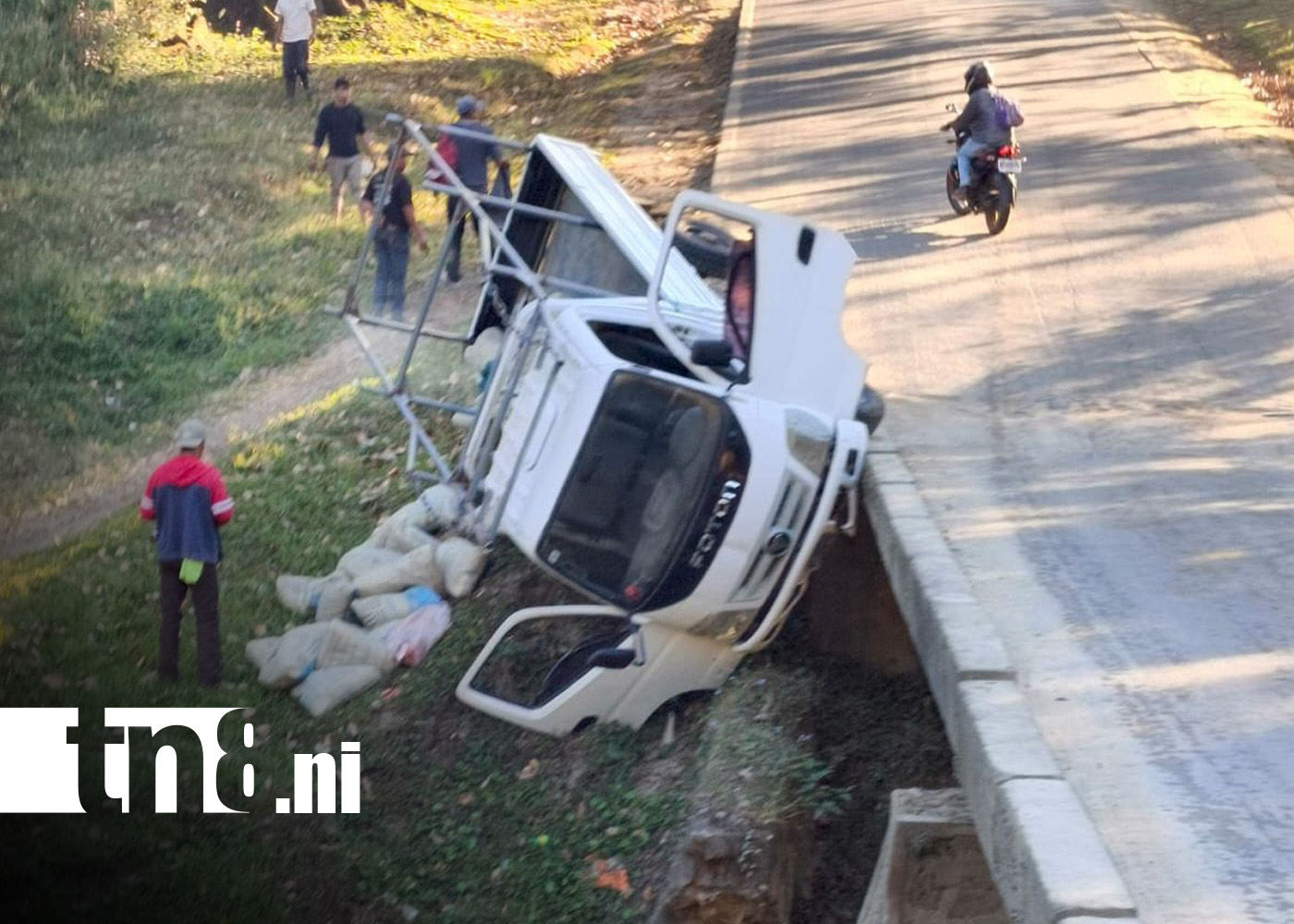 Foto: Camión se vuelca en puente de Jalapa sin dejar lesionados / TN8