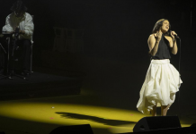 Foto: Aparición inesperada de Rosalía en concierto solidario por Palestina/Cortesía