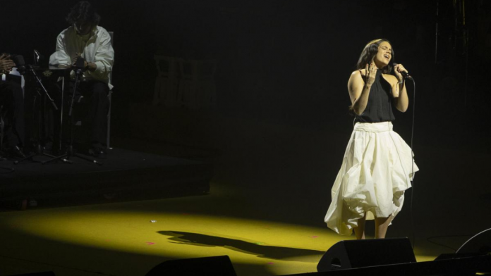 Foto: Aparición inesperada de Rosalía en concierto solidario por Palestina/Cortesía