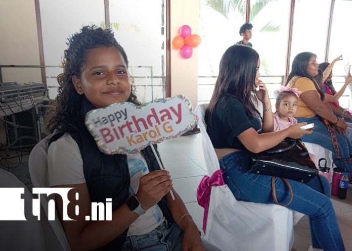 Foto: Jóvenes celebran música y cultura en honor a Karol G / TN8