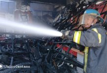 Voraz incendio arrasa con una casa comercial en León Foto: Fuerte incendio en una casa comercial de León
