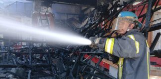Foto: Fuerte incendio en una casa comercial de León