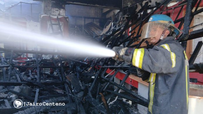 Foto: Fuerte incendio en una casa comercial de León