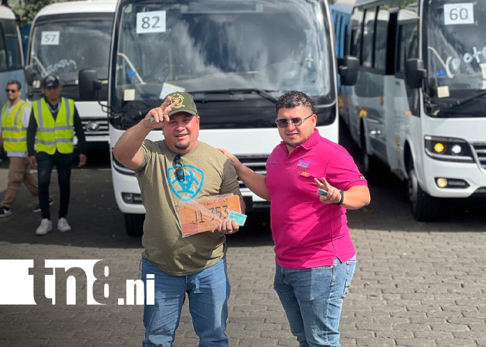 Foto: Nuevos microbuses Yutong para transportistas de departamentos / TN8