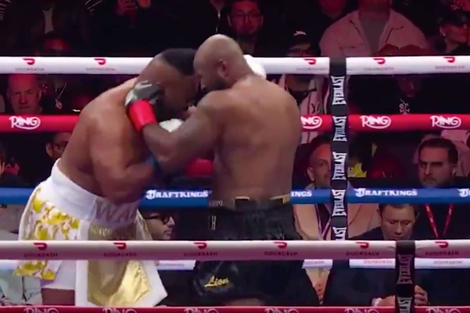 Foto: Boxeador Jarrell Miller descubre su pelona en pleno combate/ Cortesía 