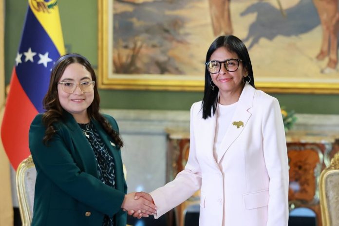 Foto: La presidenta encargada Delcy Rodríguez recibió a la Embajadora de Nicaragua ante la República Bolivariana de Venezuela, Valezka López Herrera.