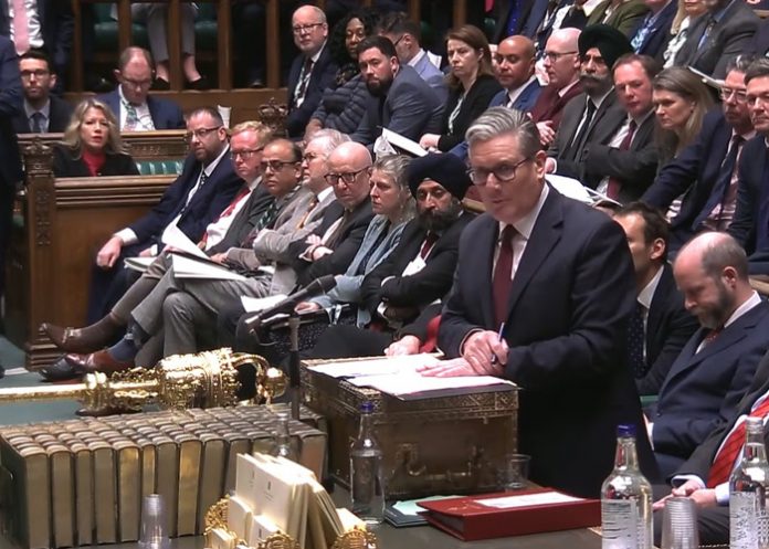Foto: Keir Starmer, con manos temblando frente a críticas por Epstein /Cortesía