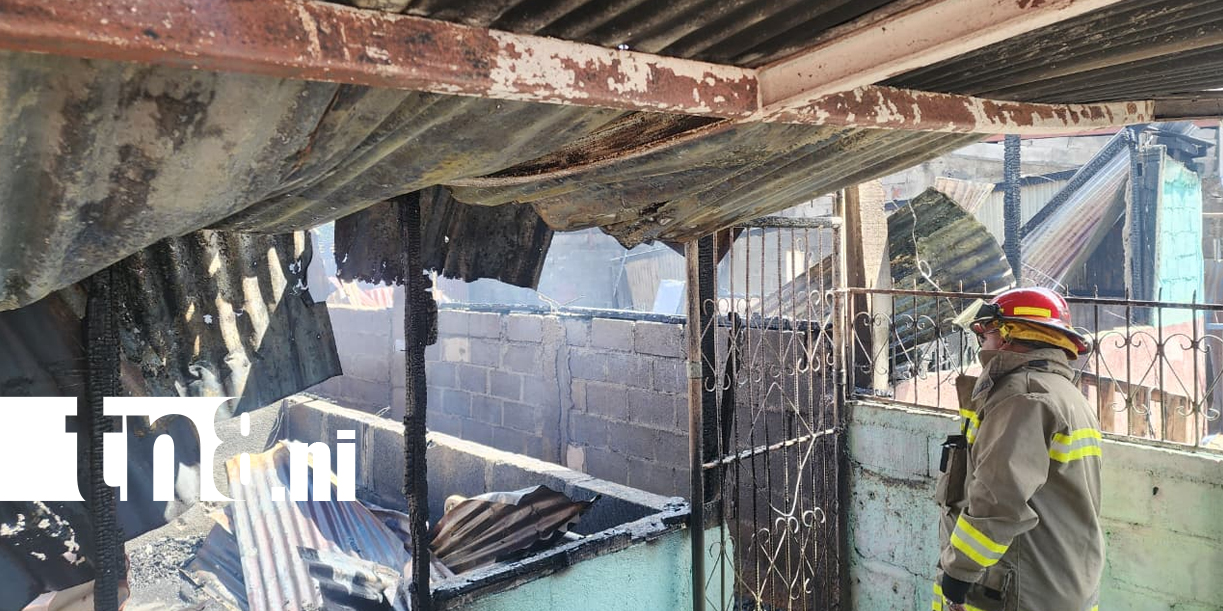 Foto: Voraz incendio reduce a cenizas dos viviendas en barrio Rafael Ríos, Managua /TN8
