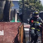 Foto: Voraz incendio reduce a cenizas dos viviendas en barrio Rafael Ríos, Managua /TN8