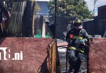 Voraz incendio reduce a cenizas dos viviendas en barrio Rafael Ríos, Managua Foto: Voraz incendio reduce a cenizas dos viviendas en barrio Rafael Ríos, Managua /TN8