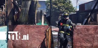 Foto: Voraz incendio reduce a cenizas dos viviendas en barrio Rafael Ríos, Managua /TN8