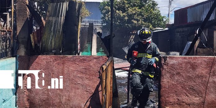 Foto: Voraz incendio reduce a cenizas dos viviendas en barrio Rafael Ríos, Managua /TN8