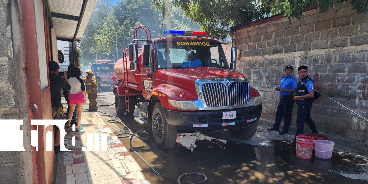 Foto: Voraz incendio reduce a cenizas dos viviendas en barrio Rafael Ríos, Managua /TN8