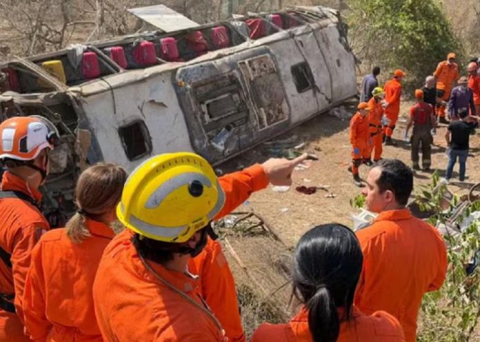 Foto: Volcadura de autobús deja 15 muertos en Brasil /Cortesía