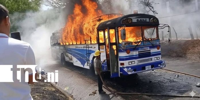 Foto: Bus arde en llamas en Estelí, pasajeros logran salir a tiempo /TN8