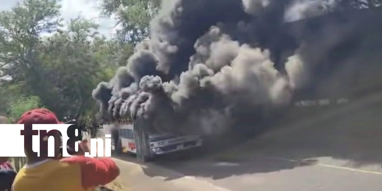 Foto: Bus arde en llamas en Estelí, pasajeros logran salir a tiempo /TN8