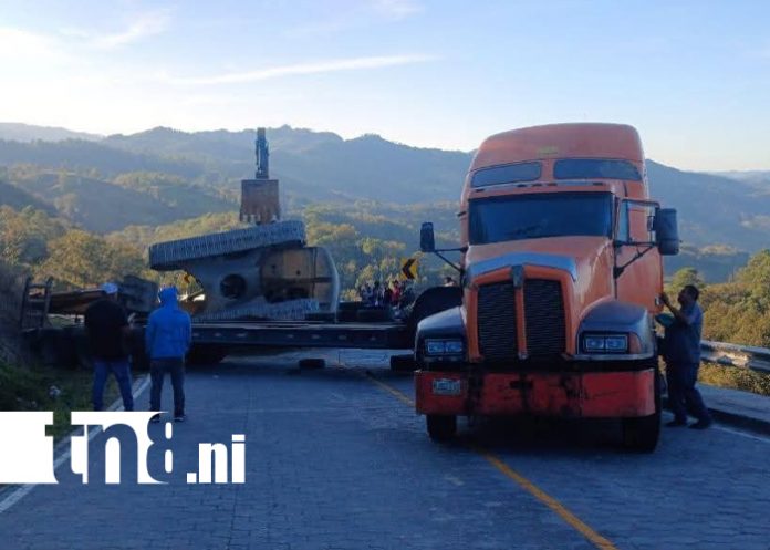 Foto: Accidente con maquinaria pesada cierra vía en El Calvario, Murra /TN8