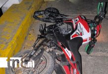 Joven motociclista muere tras estrellarse contra un puente en León Foto: Joven motociclista fallece tras fuerte caída en Río Grande, León /TN8