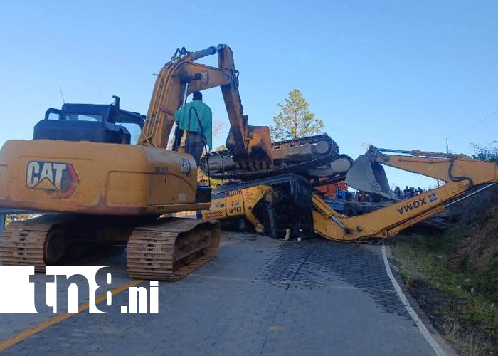 Foto: Accidente con maquinaria pesada cierra vía en El Calvario, Murra /TN8