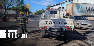 Foto: Accidente en Managua: camiónsito se pasa semáforo y causa fuerte choque/TN8