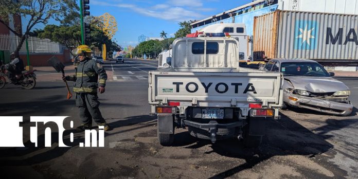 Foto: Accidente en Managua: camiónsito se pasa semáforo y causa fuerte choque/TN8 Foto: Accidente en Managua: camiónsito se pasa semáforo y causa fuerte choque/TN8
