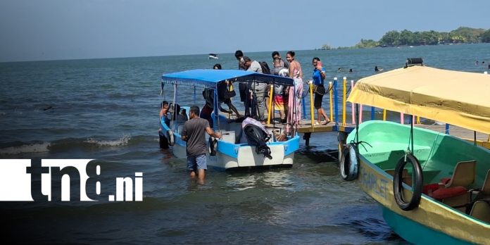 Foto: Familias y visitantes disfrutan del sol, el Lago Cocibolca y la gastronomía de Granada/TN8