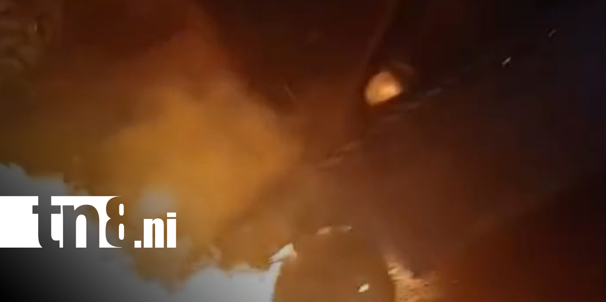 Foto: Voraz incendio reduce a cenizas taxi y deja a conductor sin sustento/TN8