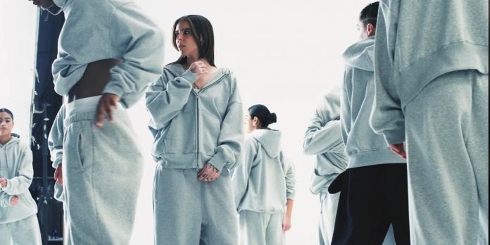 Foto: Young Miko y Gap reinventan la moda deportiva/Cortesía