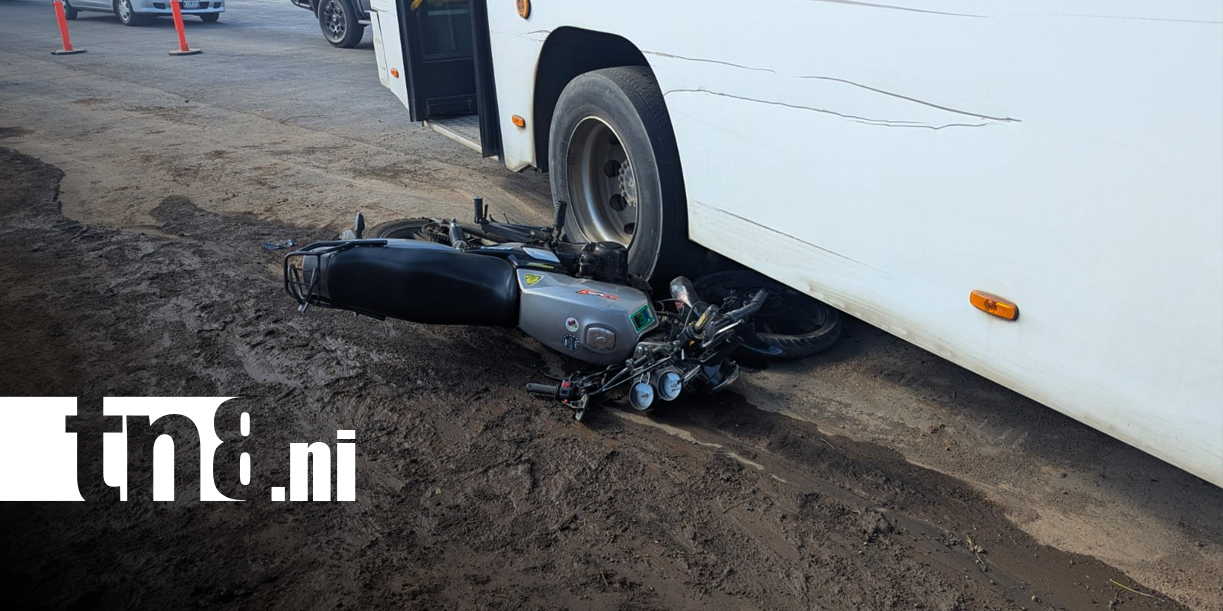 Foto: Motociclista y su madre sobreviven tras accidente con bus en Managua/ TN8