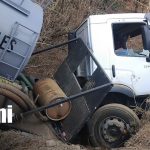 Camión cisterna cae en alcantarilla y deja dos lesionados en León Foto: Aparatoso accidente en León /TN8