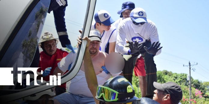 Foto: Camión se vuelca tras maniobra evasiva en la carretera Poneloya – Las Peñitas/TN8