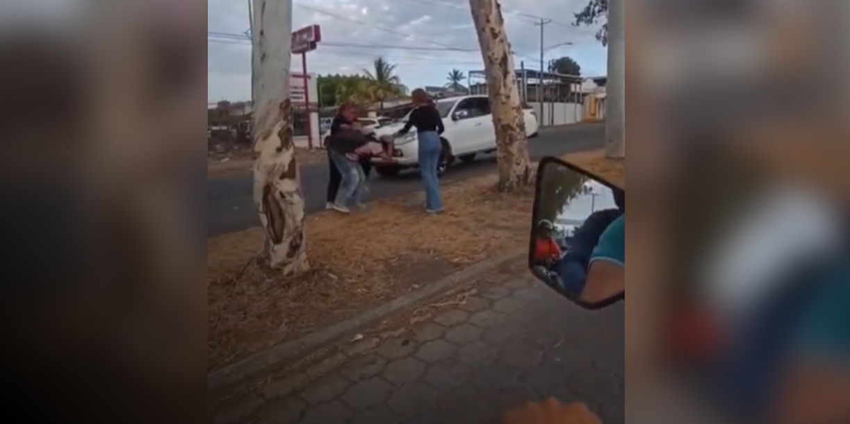 Foto: Mujer frustra intento de robo y somete a presunto delincuente en Managua/TN8