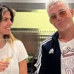 Foto: Alejandro Sanz abraza a Stephanie Cayo frente a fans/Cortesía