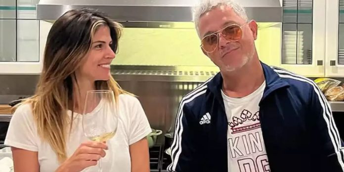 Foto: Alejandro Sanz abraza a Stephanie Cayo frente a fans/Cortesía
