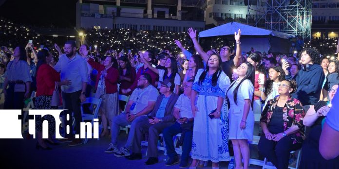 Foto: Más de 20 mil jóvenes participan en noche de fe y adoración en el Estadio Soberanía/TN8