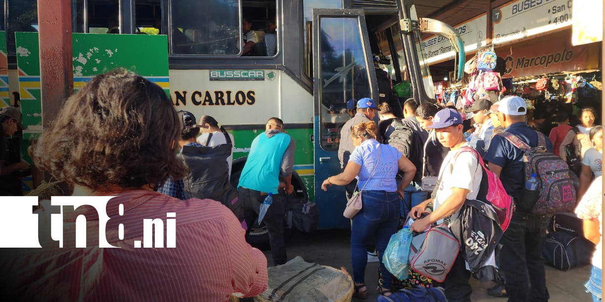 Foto: Familias listas para viajar a los distintos departamentos del país desde la terminal El Mayoreo/TN8
