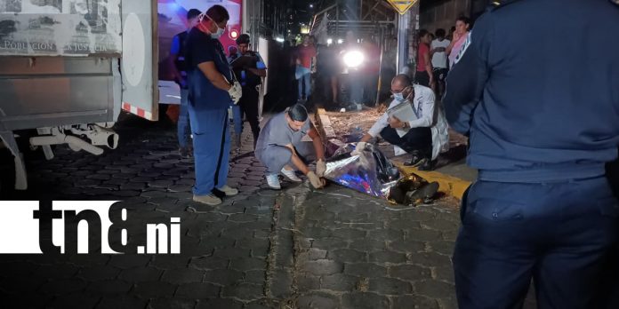 Foto: Tragedia en bus de la 102: adulto mayor cae de bus en movimiento/TN8